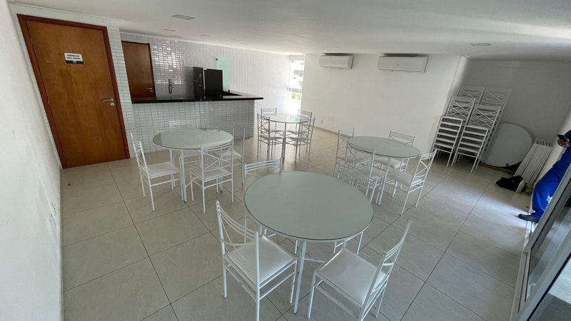 58m2. 2 quartos (01 suíte). Varanda com vista para o mar. 01 vaga de garagem coberta Avenida Bernardo Vieira de Melo Jaboatão dos Guararapes - 