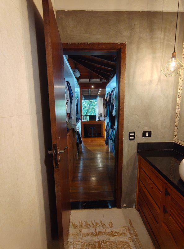 VENDE-SE LINDA CASA 606M2 TERRENO 130M2 CONSTRUIDOS - LINDA - ACEITA FINANCIAMENTO Alameda dos Jacarandás Ilhabela - 