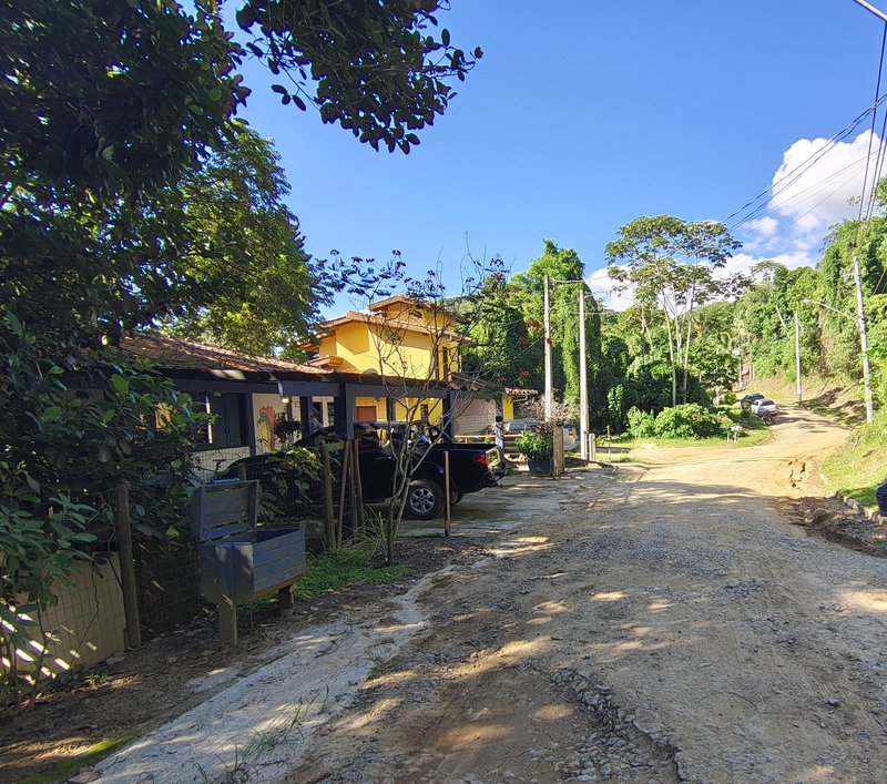 VENDE-SE LINDA CASA 606M2 TERRENO 130M2 CONSTRUIDOS - LINDA - ACEITA FINANCIAMENTO Alameda dos Jacarandás Ilhabela - 