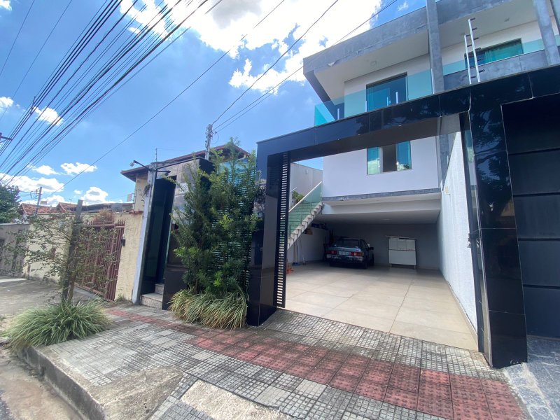 Casa Triplex Geminada de Alto Padrão - 03 qts. - 01 suíte - 04 vagas - R$895K Rua Gerson Morethzon Belo Horizonte - 