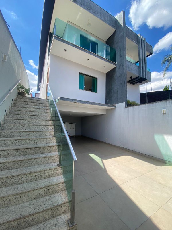 Casa Triplex Geminada de Alto Padrão - 03 qts. - 01 suíte - 04 vagas - R$895K Rua Gerson Morethzon Belo Horizonte - 