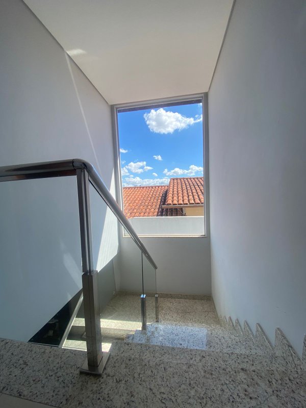 Casa Triplex Geminada de Alto Padrão - 03 qts. - 01 suíte - 04 vagas - R$895K Rua Gerson Morethzon Belo Horizonte - 