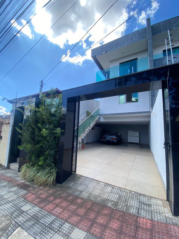 Casa Triplex Geminada de Alto Padrão - 03 qts. - 01 suíte - 04 vagas - R$895K Rua Gerson Morethzon Belo Horizonte - 