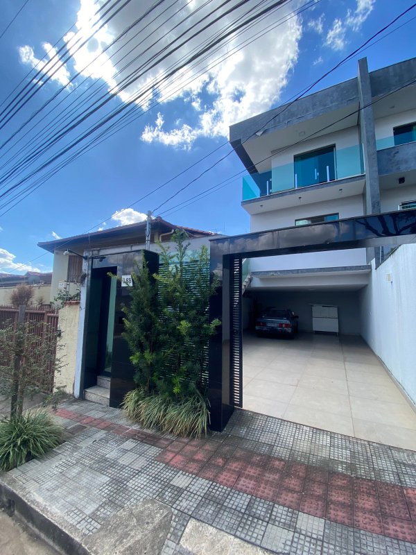 Casa Triplex Geminada de Alto Padrão - 03 qts. - 01 suíte - 04 vagas - R$895K Rua Gerson Morethzon Belo Horizonte - 
