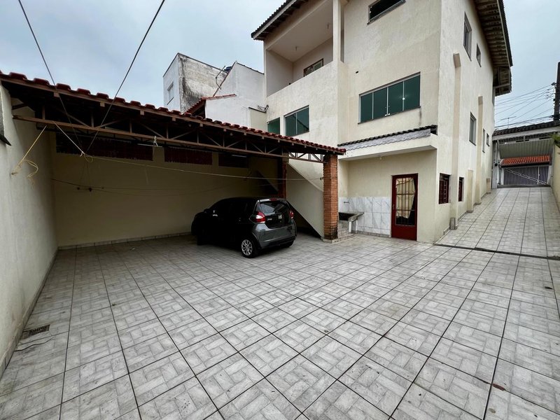 Sobrado Amplo com 3 Dormitórios no Residencial Rubi - Mogi das Cruzes - 