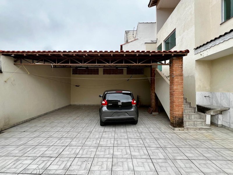 Sobrado Amplo com 3 Dormitórios no Residencial Rubi - Mogi das Cruzes - 