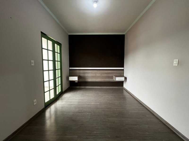 Sobrado Amplo com 3 Dormitórios no Residencial Rubi - Mogi das Cruzes - 
