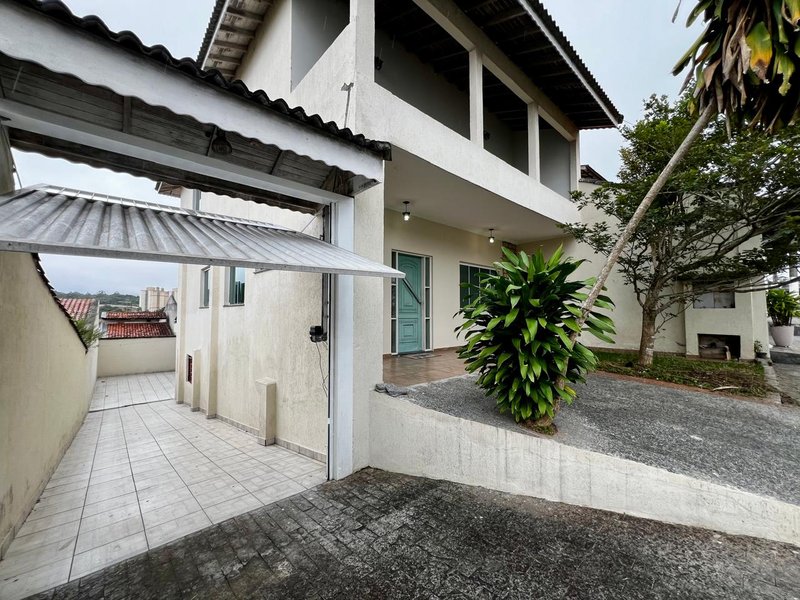 Sobrado Amplo com 3 Dormitórios no Residencial Rubi - Mogi das Cruzes - 