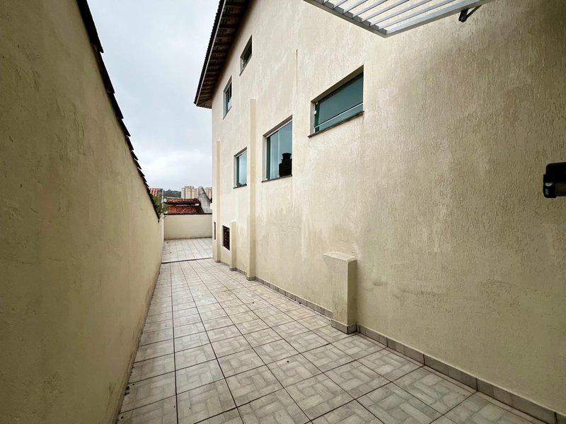 Sobrado Amplo com 3 Dormitórios no Residencial Rubi - Mogi das Cruzes - 