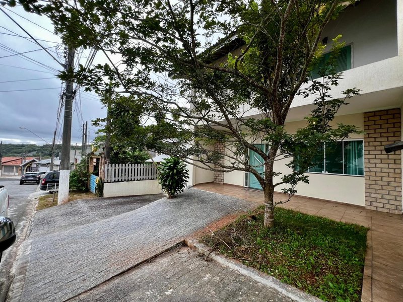 Sobrado Amplo com 3 Dormitórios no Residencial Rubi - Mogi das Cruzes - 