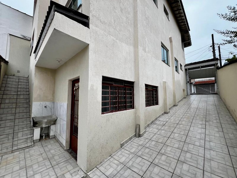 Sobrado Amplo com 3 Dormitórios no Residencial Rubi - Mogi das Cruzes - 