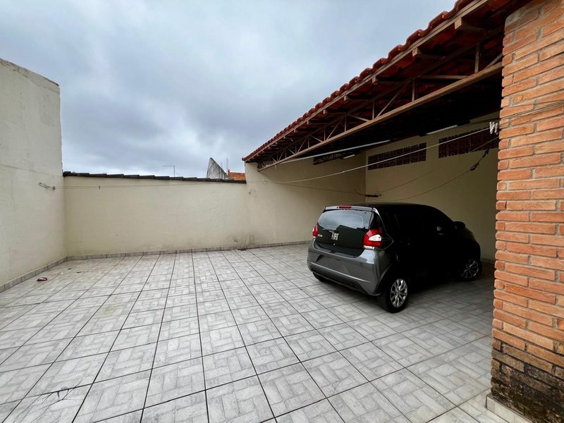 Sobrado Amplo com 3 Dormitórios no Residencial Rubi - Mogi das Cruzes - 
