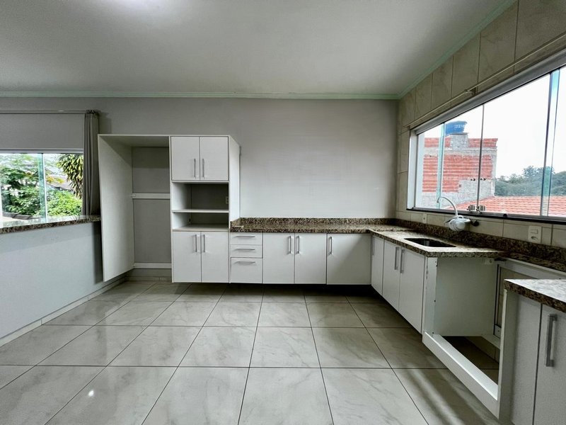 Sobrado Amplo com 3 Dormitórios no Residencial Rubi - Mogi das Cruzes - 