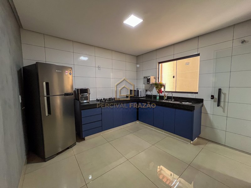 SOBRADO 183m2 DE 4 QUARTOS E 1 SUITE, CHURRASQUEIRA A CARVAO - JARDIM PRESIDENTE Rua Presidente Vargas Goiânia - 