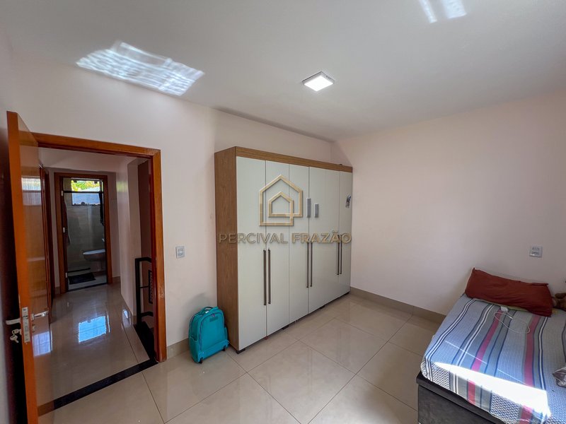 SOBRADO 183m2 DE 4 QUARTOS E 1 SUITE, CHURRASQUEIRA A CARVAO - JARDIM PRESIDENTE Rua Presidente Vargas Goiânia - 