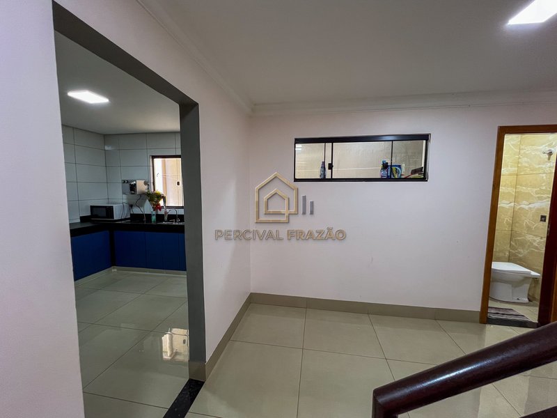 SOBRADO 183m2 DE 4 QUARTOS E 1 SUITE, CHURRASQUEIRA A CARVAO - JARDIM PRESIDENTE Rua Presidente Vargas Goiânia - 
