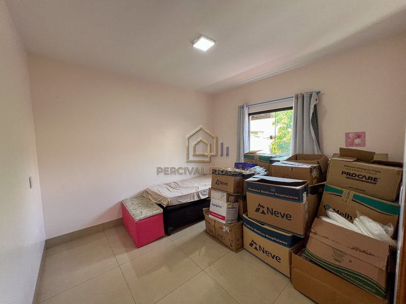 SOBRADO 183m2 DE 4 QUARTOS E 1 SUITE, CHURRASQUEIRA A CARVAO - JARDIM PRESIDENTE Rua Presidente Vargas Goiânia - 