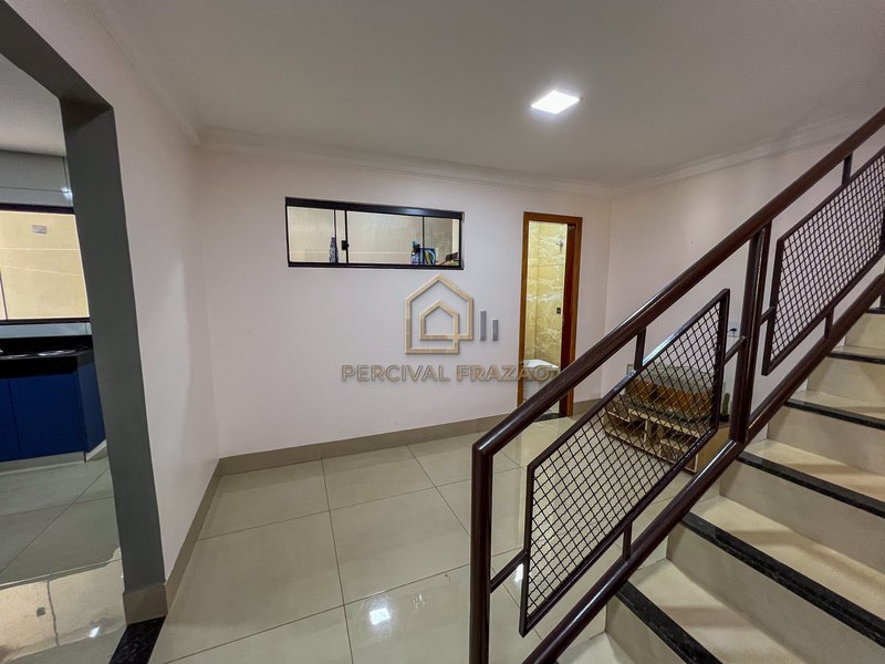SOBRADO 183m2 DE 4 QUARTOS E 1 SUITE, CHURRASQUEIRA A CARVAO - JARDIM PRESIDENTE Rua Presidente Vargas Goiânia - 