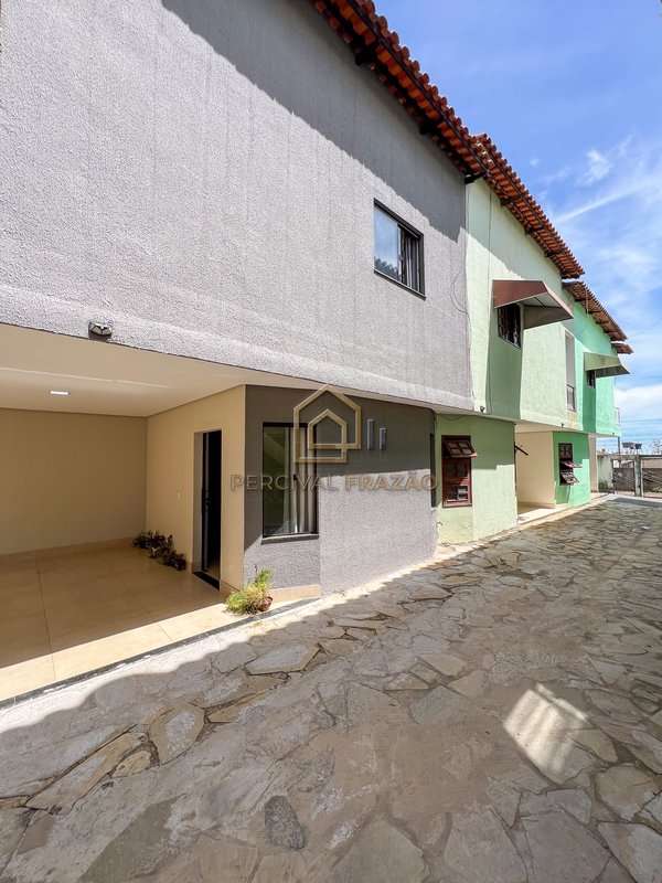 SOBRADO 183m2 DE 4 QUARTOS E 1 SUITE, CHURRASQUEIRA A CARVAO - JARDIM PRESIDENTE Rua Presidente Vargas Goiânia - 