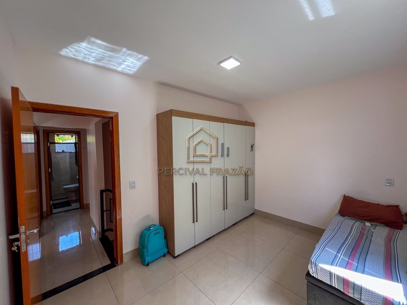 SOBRADO 183m2 DE 4 QUARTOS E 1 SUITE, CHURRASQUEIRA A CARVAO - JARDIM PRESIDENTE Rua Presidente Vargas Goiânia - 
