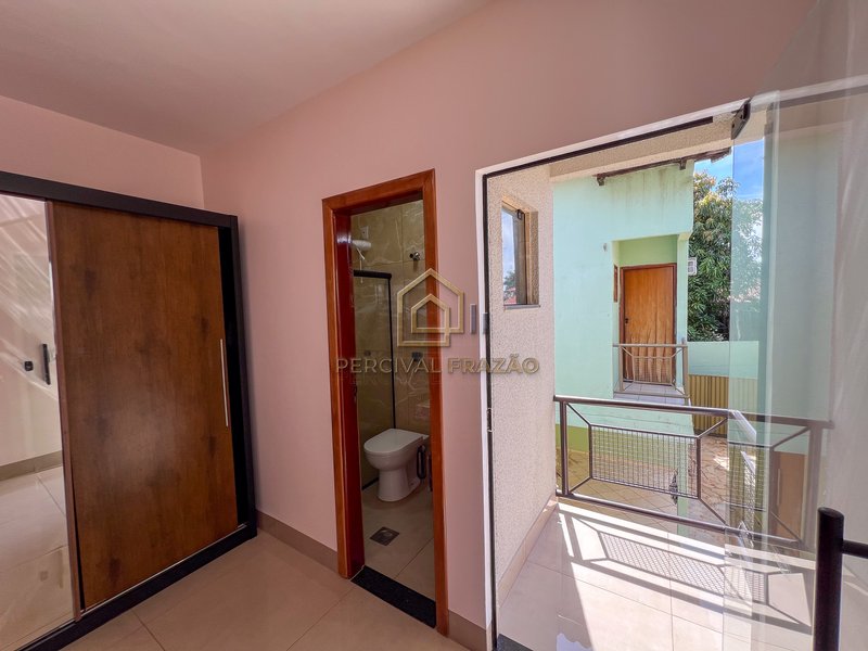 SOBRADO 183m2 DE 4 QUARTOS E 1 SUITE, CHURRASQUEIRA A CARVAO - JARDIM PRESIDENTE Rua Presidente Vargas Goiânia - 