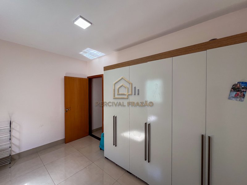SOBRADO 183m2 DE 4 QUARTOS E 1 SUITE, CHURRASQUEIRA A CARVAO - JARDIM PRESIDENTE Rua Presidente Vargas Goiânia - 