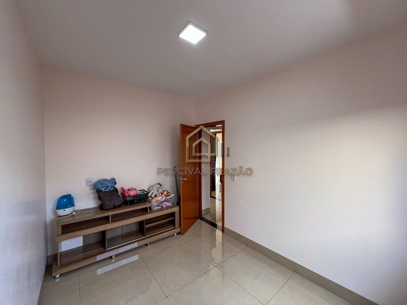 SOBRADO 183m2 DE 4 QUARTOS E 1 SUITE, CHURRASQUEIRA A CARVAO - JARDIM PRESIDENTE Rua Presidente Vargas Goiânia - 
