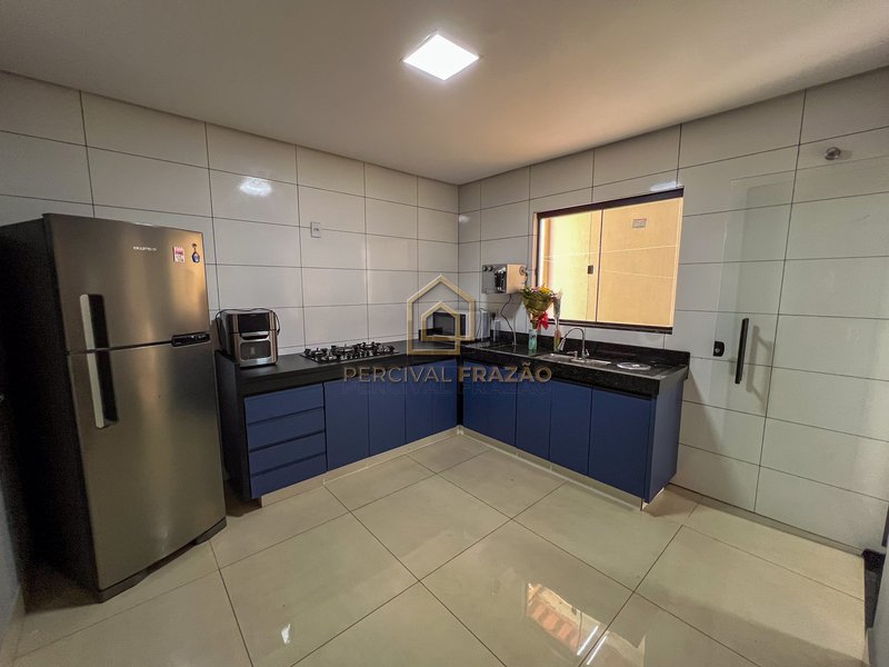 SOBRADO 183m2 DE 4 QUARTOS E 1 SUITE, CHURRASQUEIRA A CARVAO - JARDIM PRESIDENTE Rua Presidente Vargas Goiânia - 