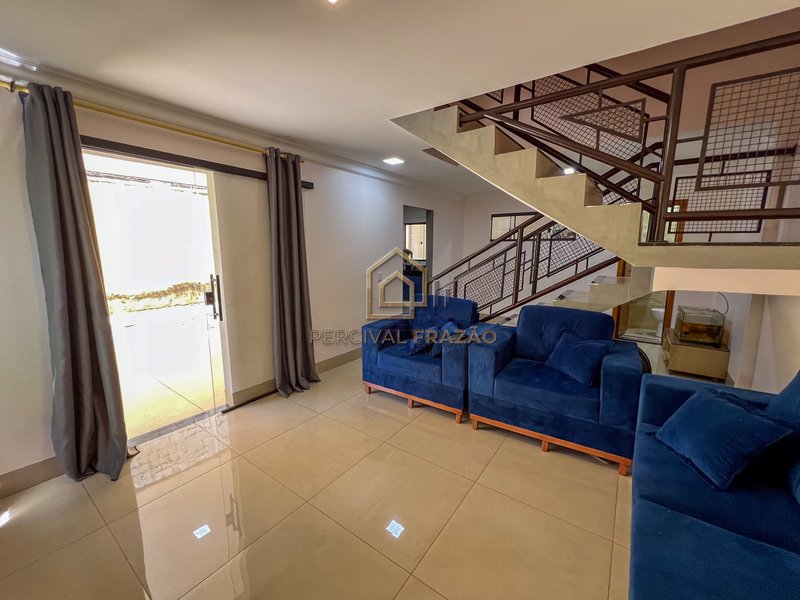 SOBRADO 183m2 DE 4 QUARTOS E 1 SUITE, CHURRASQUEIRA A CARVAO - JARDIM PRESIDENTE Rua Presidente Vargas Goiânia - 