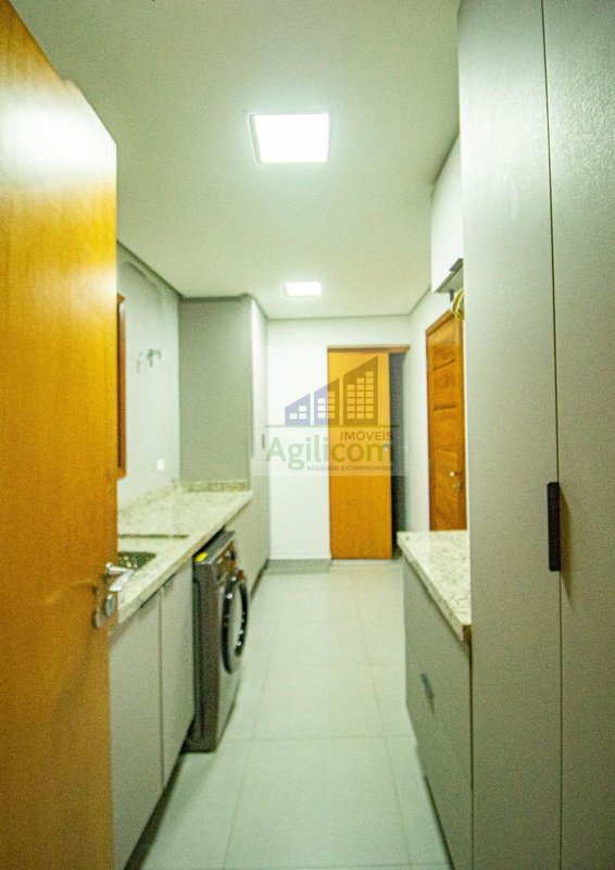 CASA ALTO PADRÃO À VENDA EM HORTO DO YPÊ COM  3 DORMITÓRIOS E 4 VAGAS Rua Edmundo Amaral Valente São Paulo - 