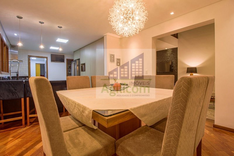 CASA ALTO PADRÃO À VENDA EM HORTO DO YPÊ COM  3 DORMITÓRIOS E 4 VAGAS Rua Edmundo Amaral Valente São Paulo - 