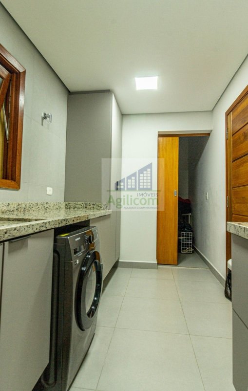 CASA ALTO PADRÃO À VENDA EM HORTO DO YPÊ COM  3 DORMITÓRIOS E 4 VAGAS Rua Edmundo Amaral Valente São Paulo - 