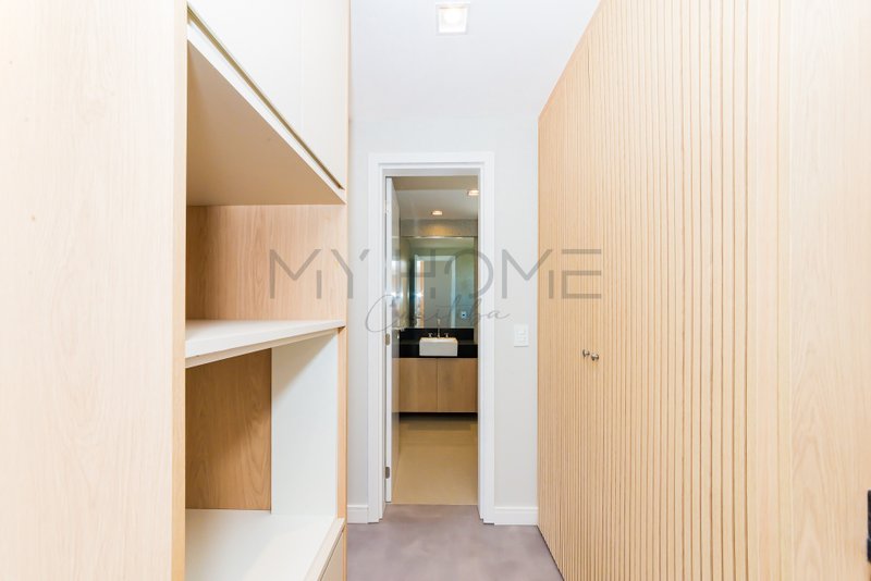 APARTAMENTO À VENDA NO ÁGUA VERDE - 1 QUARTO - SACADA E CHURRASQUEIRA Avenida Presidente Getúlio Vargas Curitiba - 