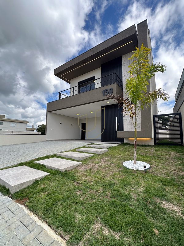 Sobrado com 3 Dormitórios no Residencial Fogaça - Jacareí - 