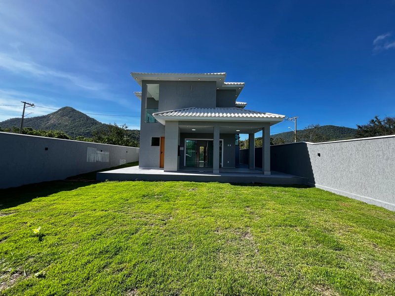 Casa com 3 Quartos, sendo 2 suítes, em condomínio à venda, 170 m² por R$ 940.000 Rodovia Oldemar Guedes de Figueiredo Maricá - 
