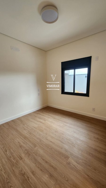 Casa em condomínio 3 suítes + 4 vagas de garagem - Bragança Paulista - 