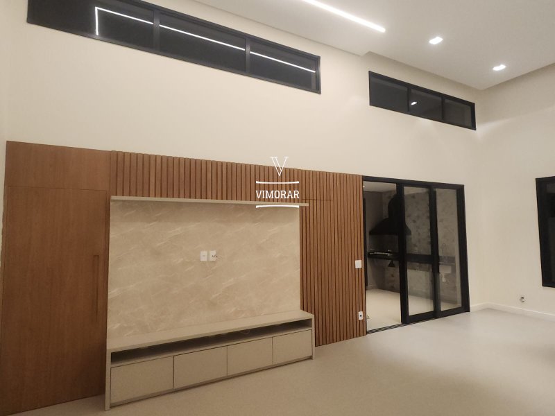 Casa em condomínio 3 suítes + 4 vagas de garagem - Bragança Paulista - 