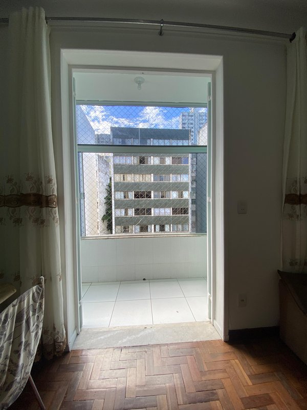 APARTAMENTO 2 QUARTOS SUÍTE VARANDA ÁREA DE SERVIÇO GARAGEM À VENDA NA BARRA! Rua Marquês de Caravelas Salvador - 