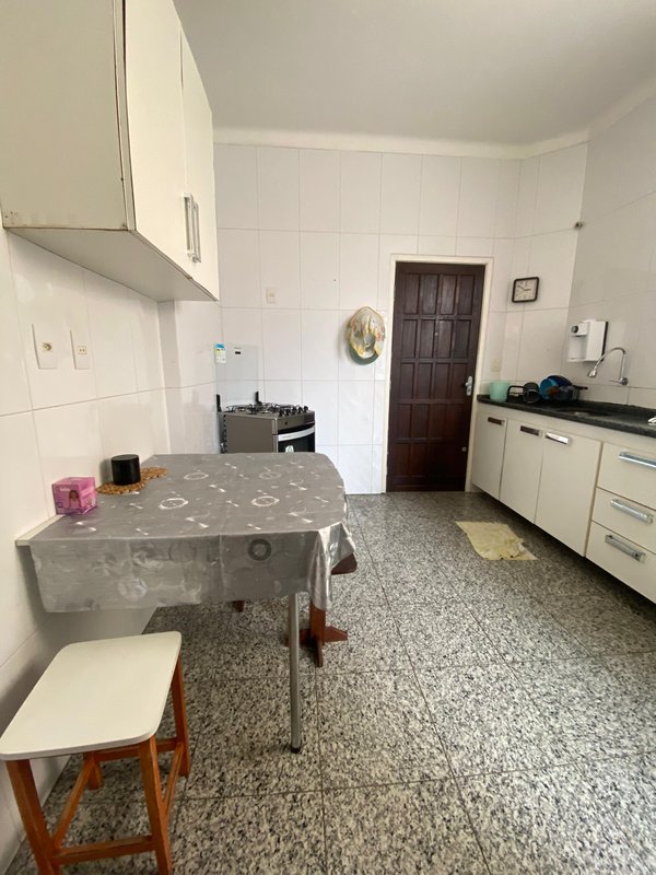 APARTAMENTO 2 QUARTOS SUÍTE VARANDA ÁREA DE SERVIÇO GARAGEM À VENDA NA BARRA! Rua Marquês de Caravelas Salvador - 