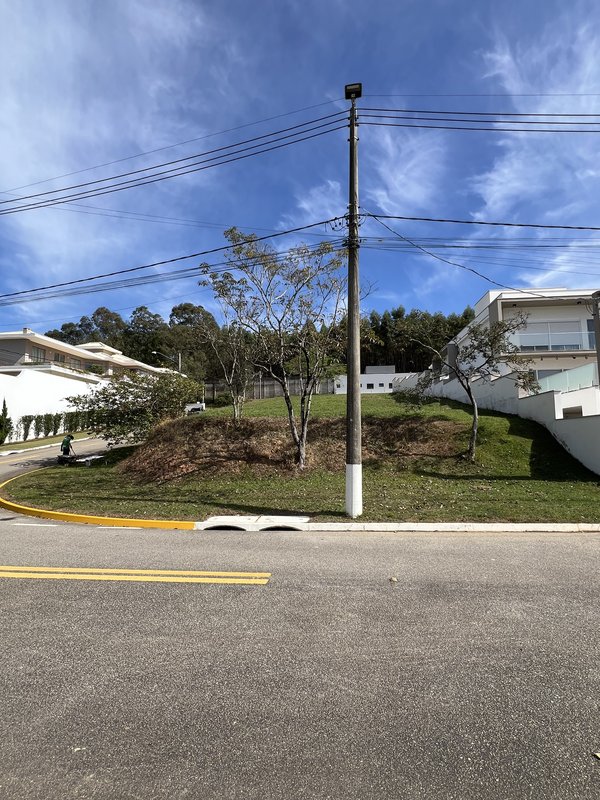 Terreno Exclusivo à Venda – Frente para o Lago | 1.000m² | Esquina | Aclive com Vista Priv Estrada Ferroviário João de Oliveira Sorocaba - Vista de frente