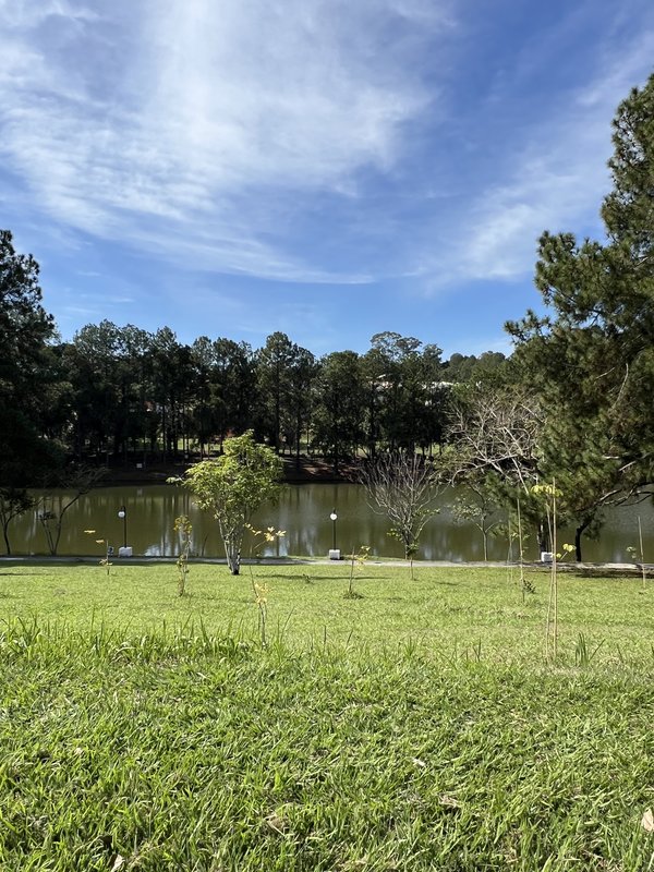 Terreno Exclusivo à Venda – Frente para o Lago | 1.000m² | Esquina | Aclive com Vista Priv Estrada Ferroviário João de Oliveira Sorocaba - Lago do outro lado da rua