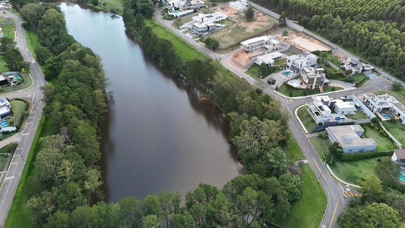Terreno Exclusivo à Venda – Frente para o Lago | 1.000m² | Esquina | Aclive com Vista Priv Estrada Ferroviário João de Oliveira Sorocaba - Vista aérea onde se vê o terreno ao alto, à deita da foto