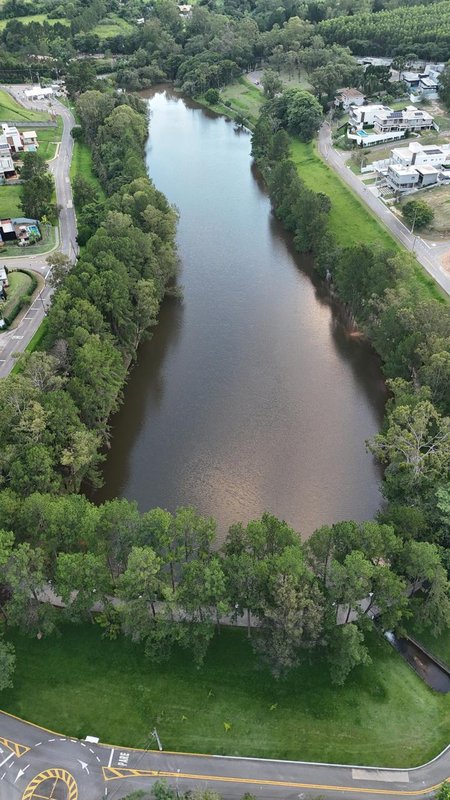 Terreno Exclusivo à Venda – Frente para o Lago | 1.000m² | Esquina | Aclive com Vista Priv Estrada Ferroviário João de Oliveira Sorocaba - Vista aérea do lago onde se vê o terreno à direita