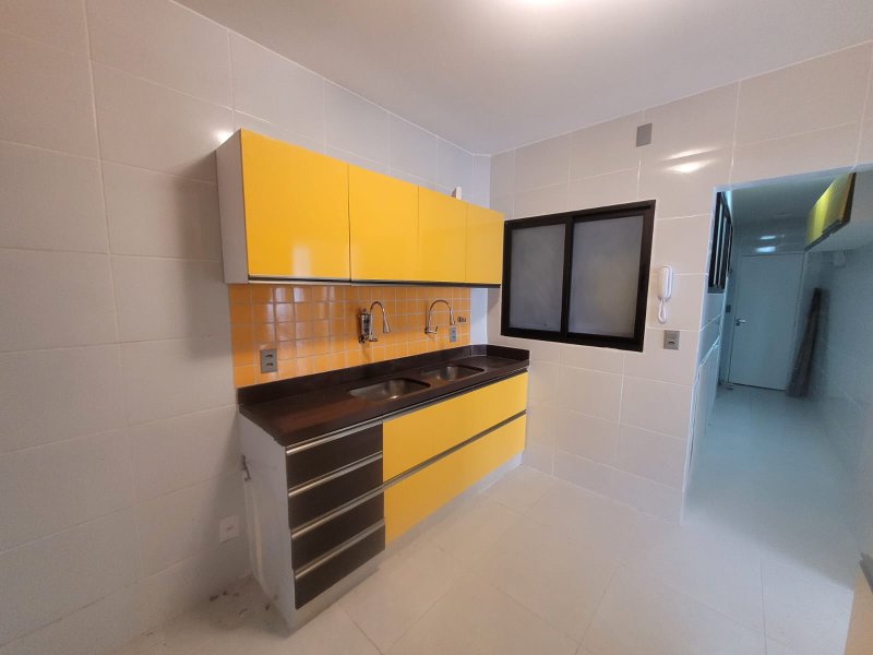 113m². 3 quartos (1 suíte). Varanda com cortina de vidro. 1 vaga de garagem. Reformado Avenida Boa Viagem Recife - 