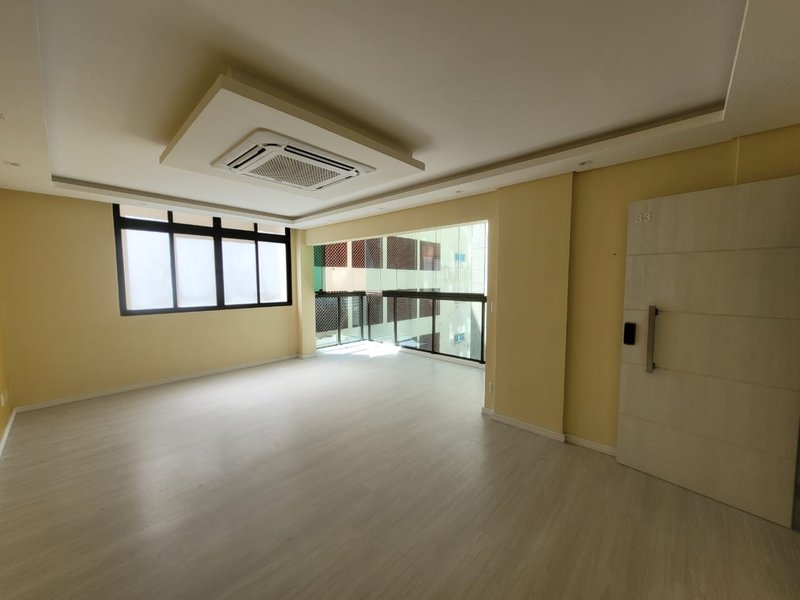 113m². 3 quartos (1 suíte). Varanda com cortina de vidro. 1 vaga de garagem. Reformado Avenida Boa Viagem Recife - 