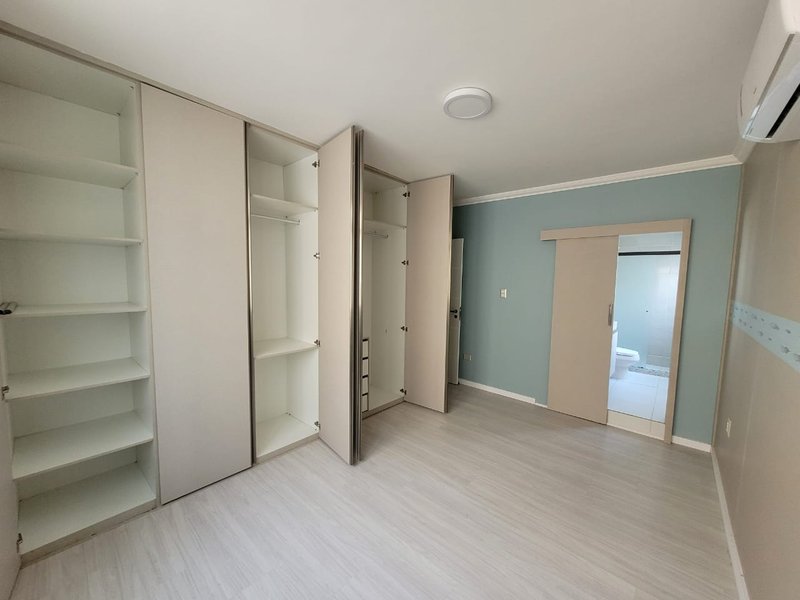 113m². 3 quartos (1 suíte). Varanda com cortina de vidro. 1 vaga de garagem. Reformado Avenida Boa Viagem Recife - 