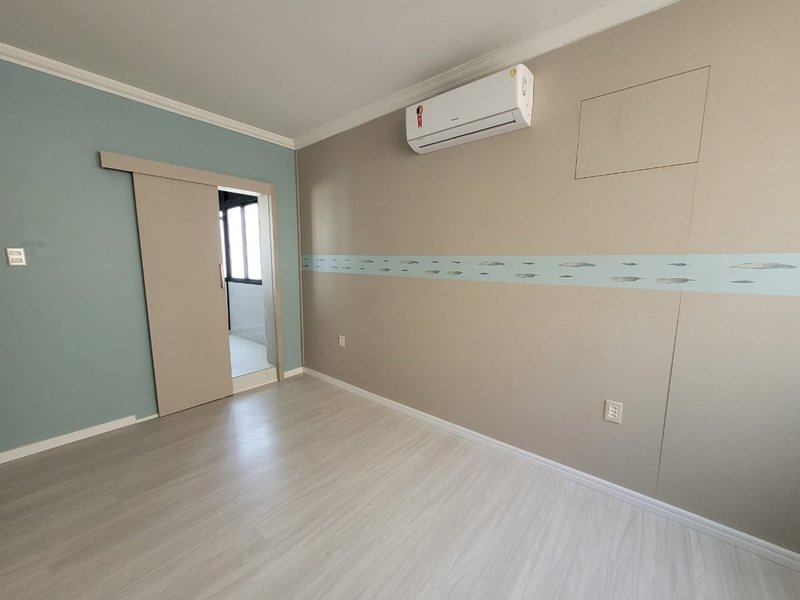 113m². 3 quartos (1 suíte). Varanda com cortina de vidro. 1 vaga de garagem. Reformado Avenida Boa Viagem Recife - 