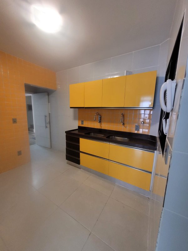 113m². 3 quartos (1 suíte). Varanda com cortina de vidro. 1 vaga de garagem. Reformado Avenida Boa Viagem Recife - 