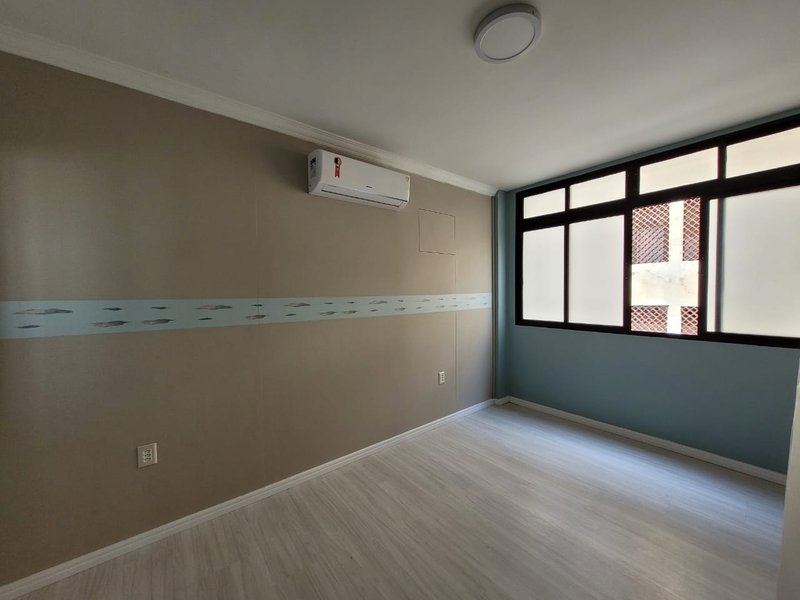 113m². 3 quartos (1 suíte). Varanda com cortina de vidro. 1 vaga de garagem. Reformado Avenida Boa Viagem Recife - 