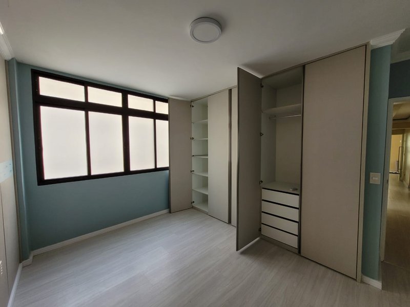 113m². 3 quartos (1 suíte). Varanda com cortina de vidro. 1 vaga de garagem. Reformado Avenida Boa Viagem Recife - 